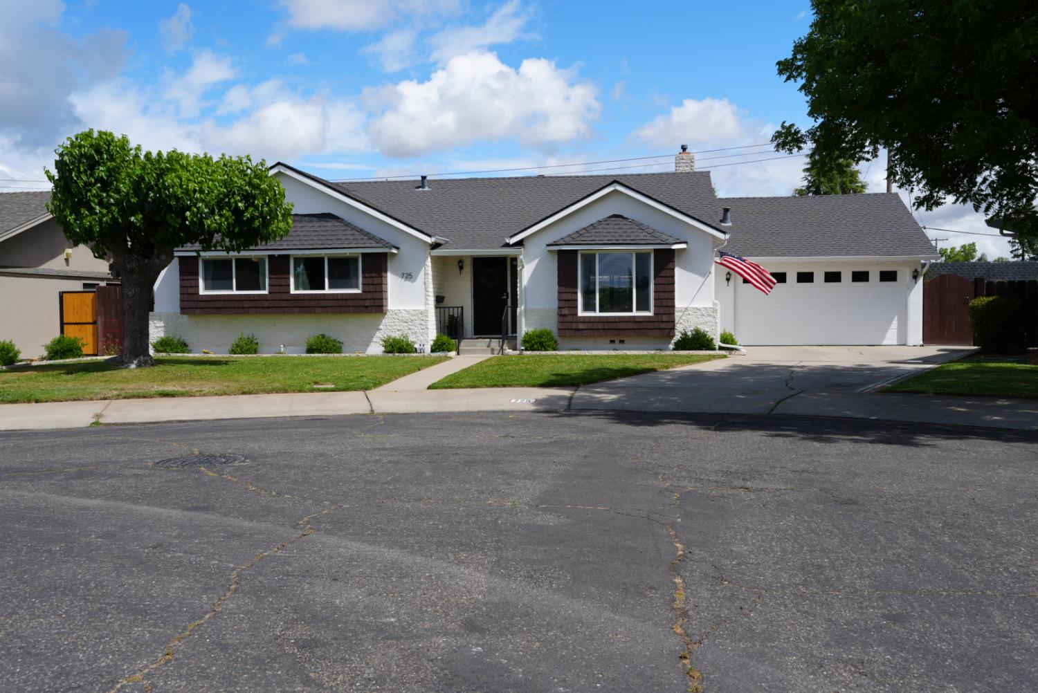 Detail Gallery Image 1 of 35 For 725 Maplewood Dr, Lodi,  CA 95242 - 3 Beds | 2 Baths