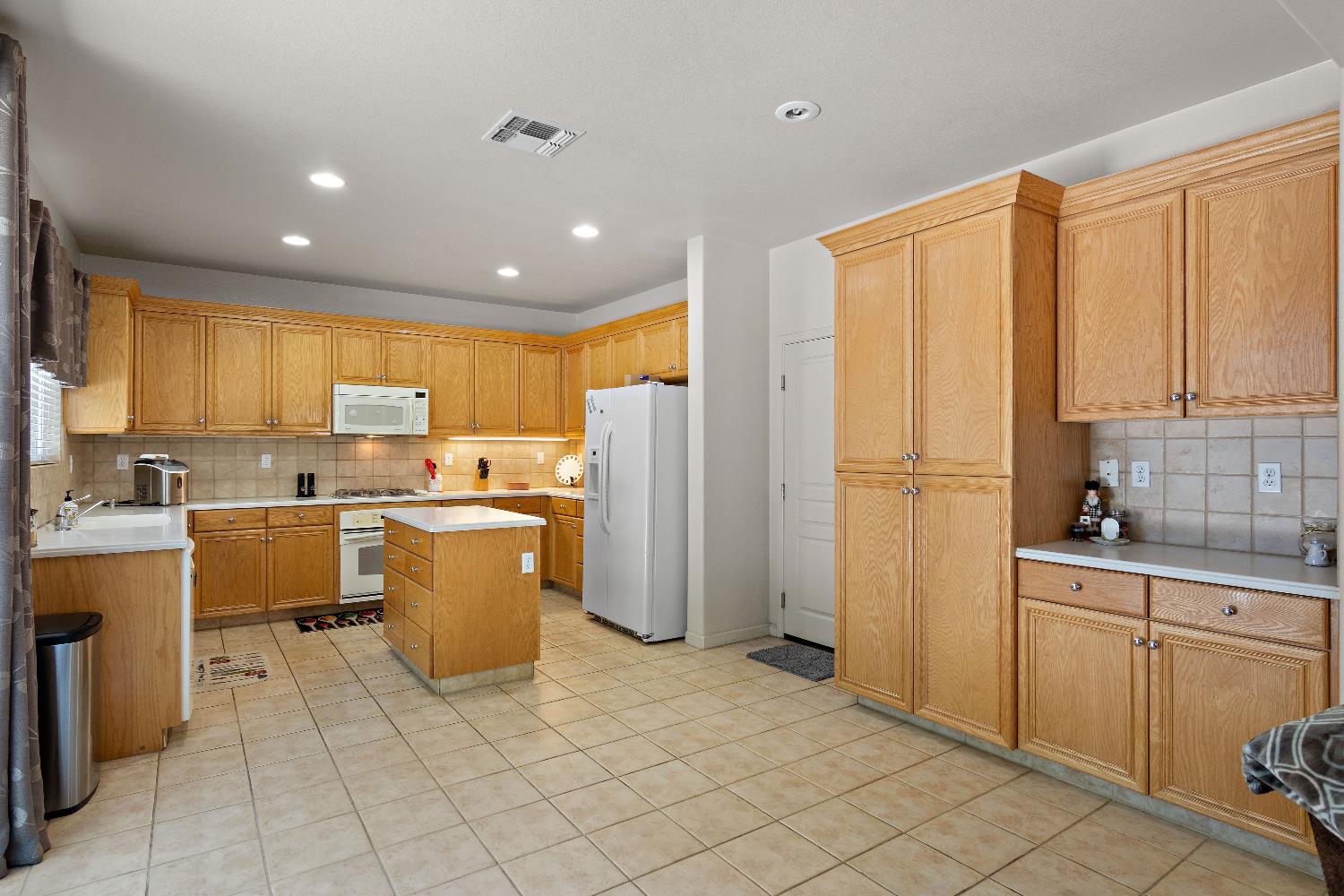 Detail Gallery Image 5 of 33 For 2316 Mendocino Dr, Oakdale,  CA 95361 - 4 Beds | 2/1 Baths