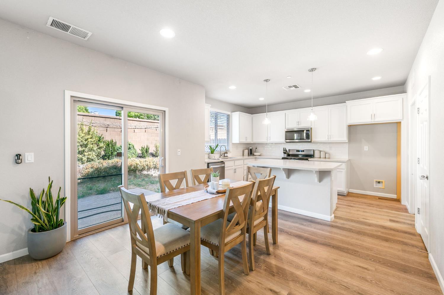 Detail Gallery Image 7 of 41 For 7946 Little Plum Way, Antelope,  CA 95843 - 4 Beds | 2/1 Baths