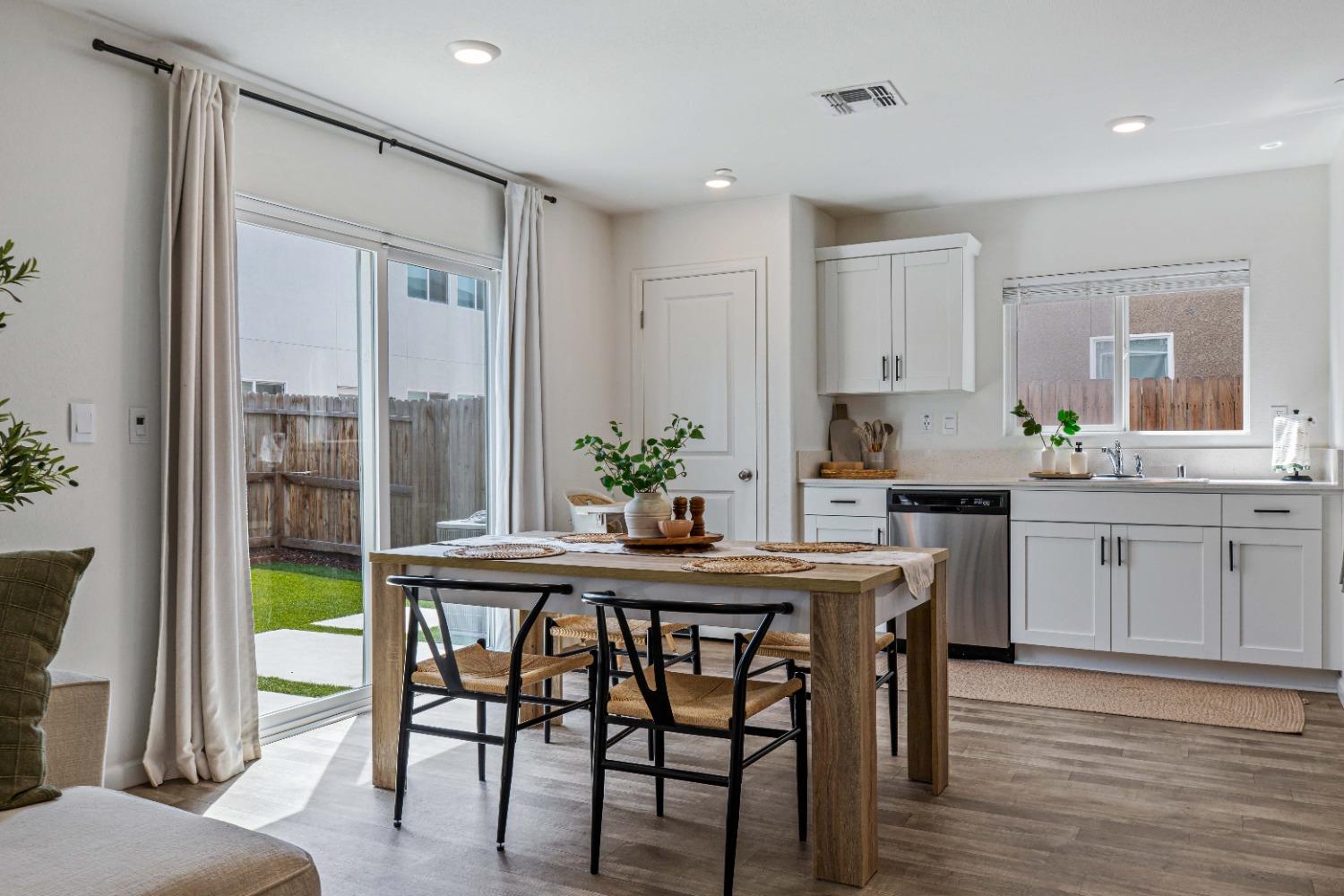 Detail Gallery Image 8 of 50 For 450 Rainbow Falls Ln, Manteca,  CA 95337 - 3 Beds | 2/1 Baths