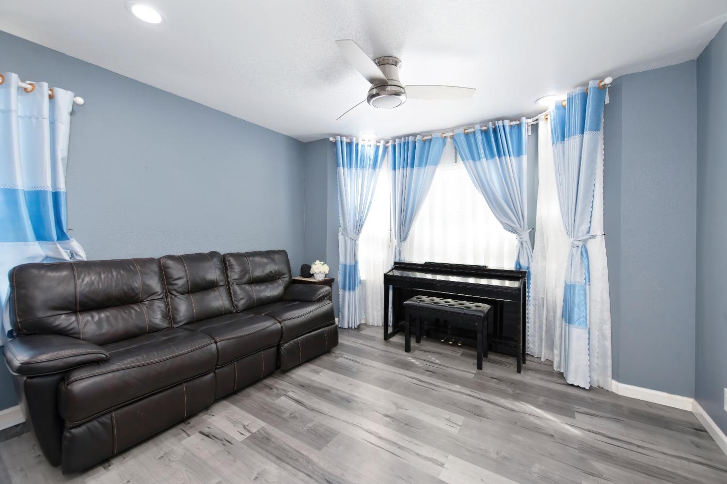 Detail Gallery Image 10 of 42 For 8924 La Margarita Way, Sacramento,  CA 95828 - 4 Beds | 2/1 Baths