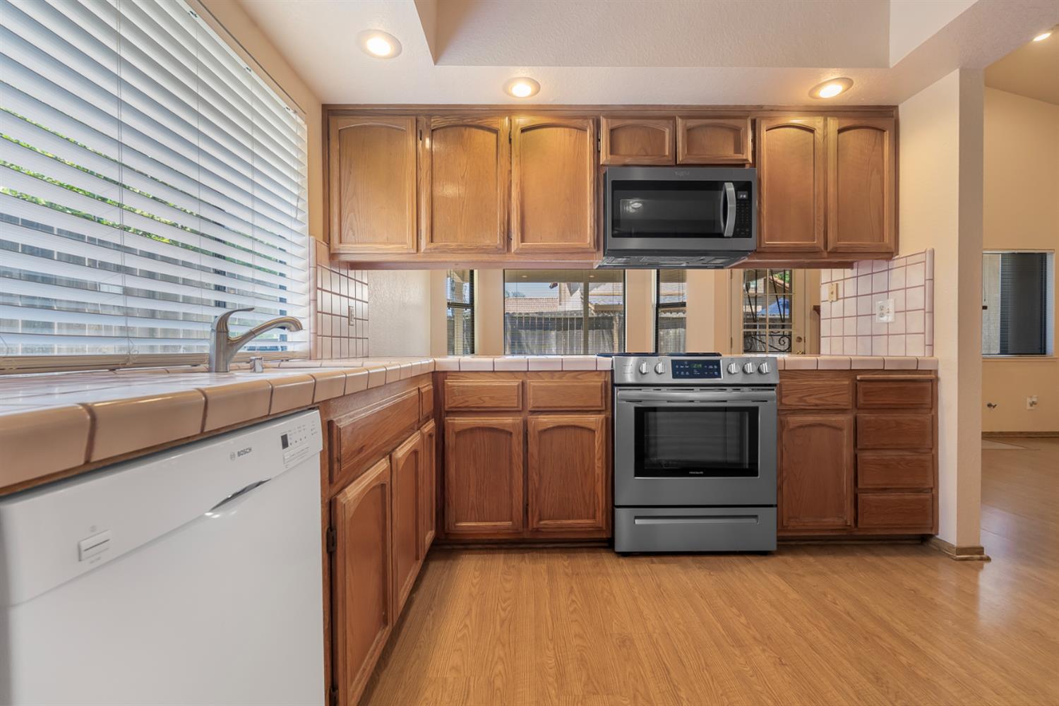 Detail Gallery Image 9 of 23 For 2833 Glasgow Dr, Ceres,  CA 95307 - 3 Beds | 2 Baths