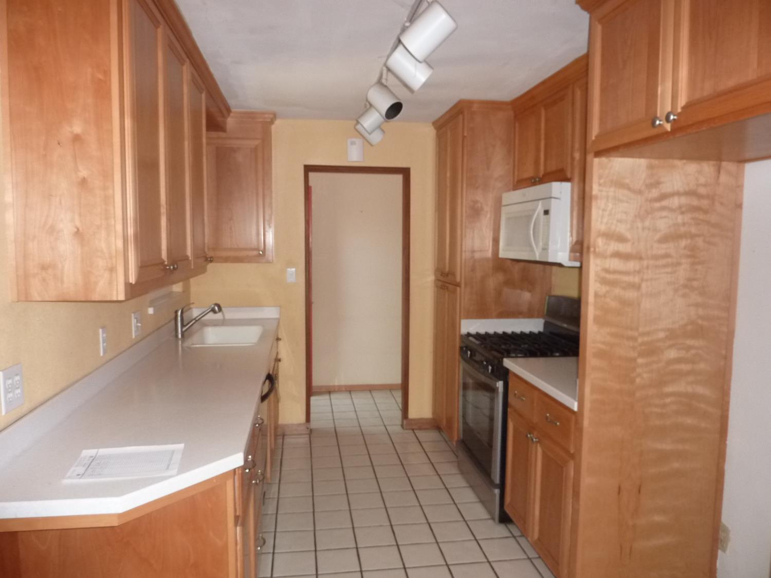 Detail Gallery Image 9 of 17 For 1800 Jackson St, Lodi,  CA 95242 - 3 Beds | 2/1 Baths