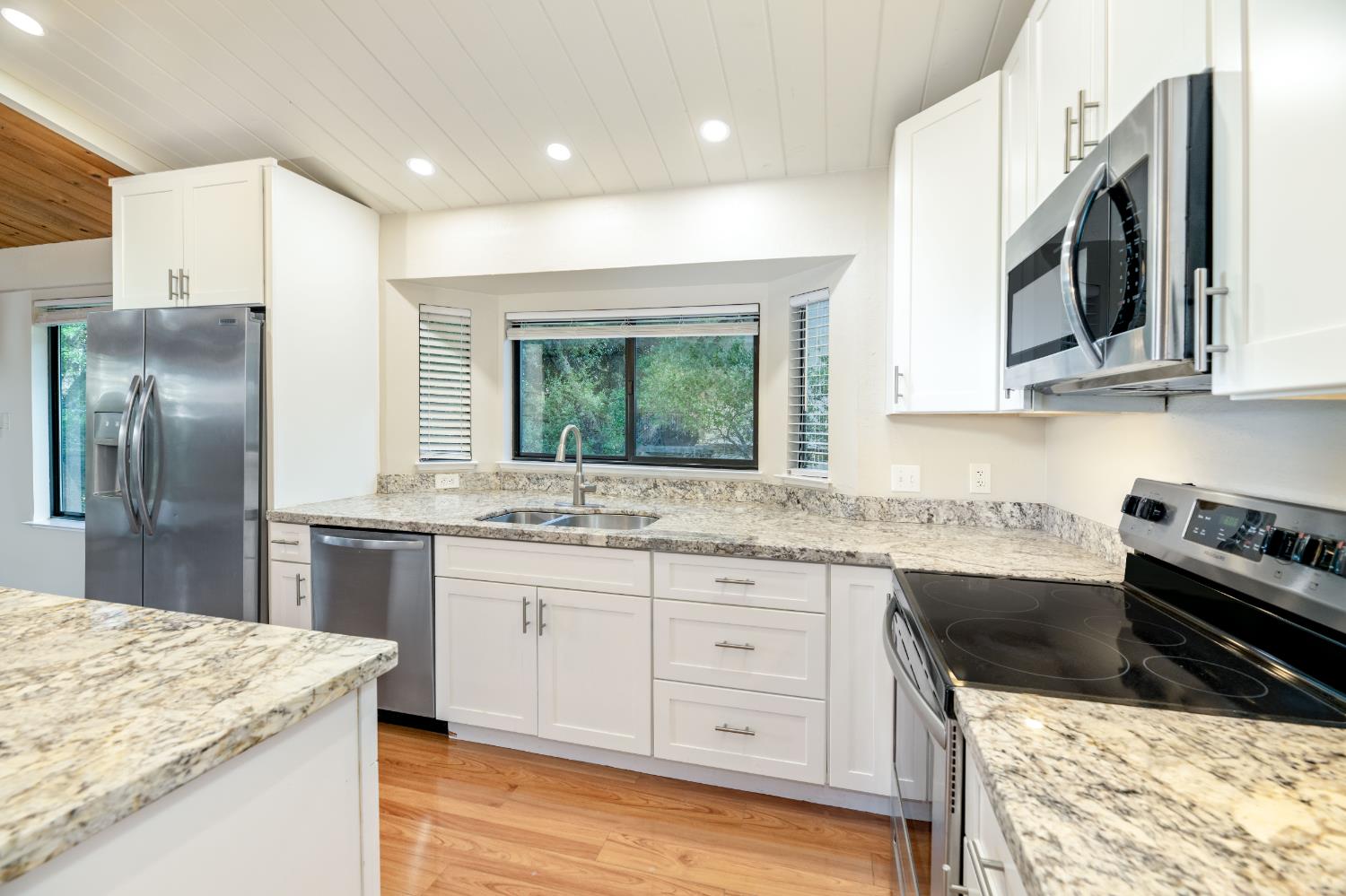 Detail Gallery Image 4 of 75 For 12540 Lake Wildwood Drive, Penn Valley,  CA 95946 - 4 Beds | 2 Baths
