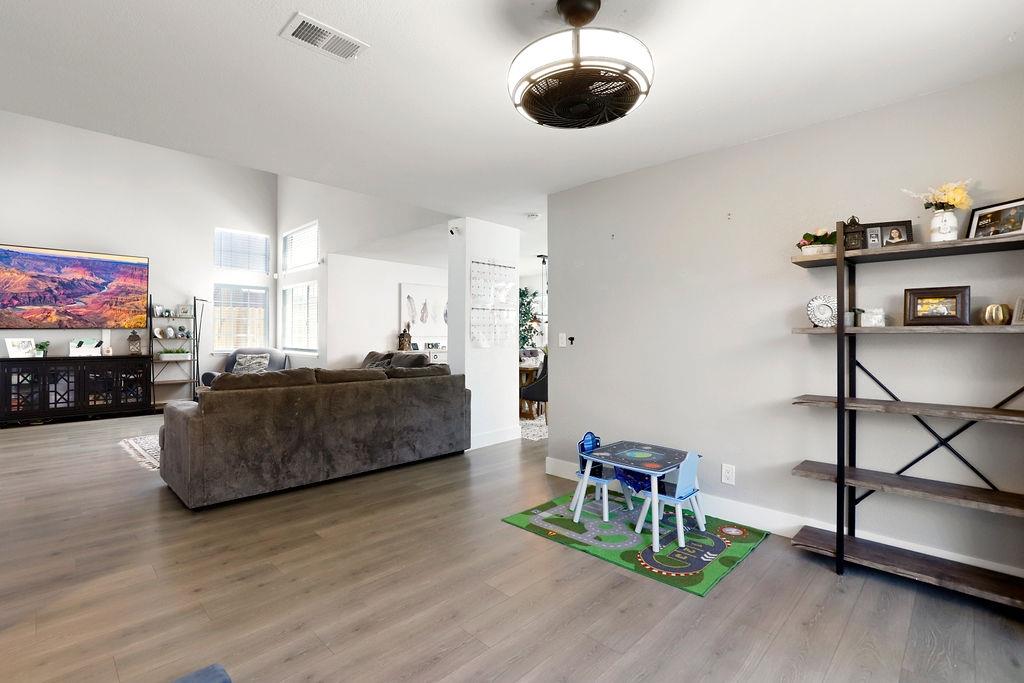 Detail Gallery Image 8 of 42 For 4044 Tawny Meadow Way, Antelope,  CA 95843 - 3 Beds | 2/1 Baths