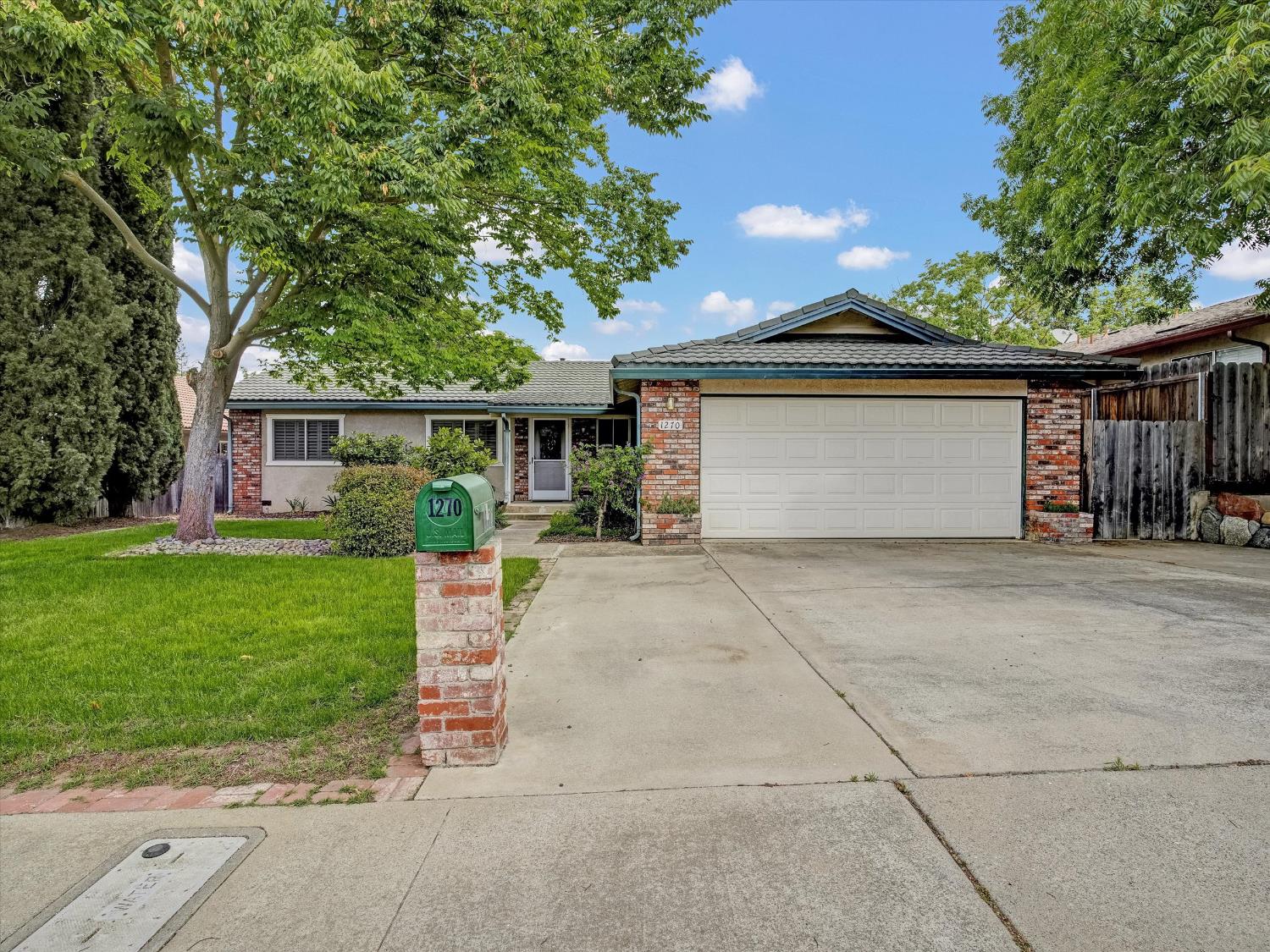 Detail Gallery Image 1 of 36 For 1270 E a St, Oakdale,  CA 95361 - 3 Beds | 2 Baths