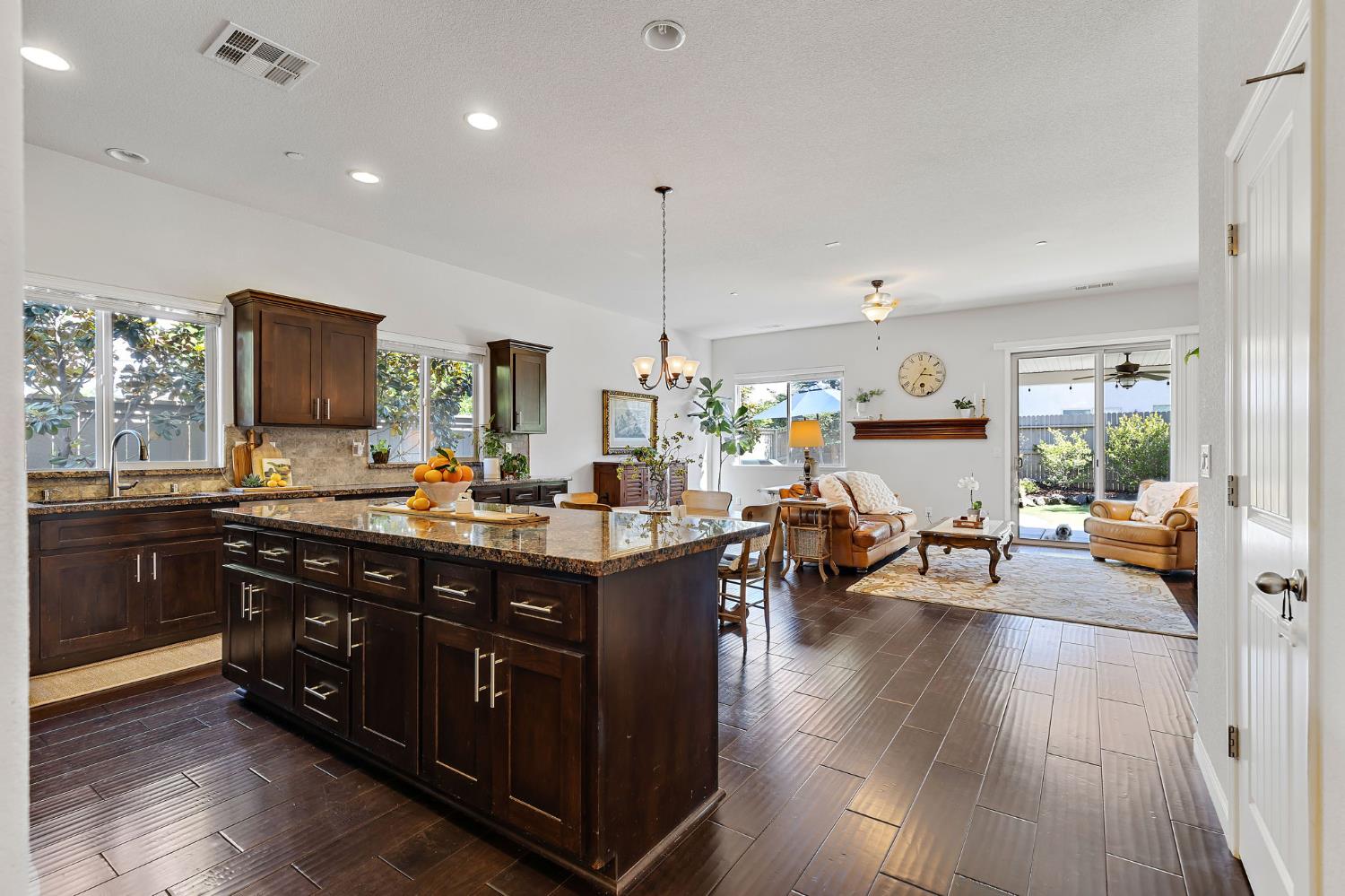 Detail Gallery Image 7 of 35 For 2096 Cattledrive Way, Roseville,  CA 95747 - 3 Beds | 3 Baths