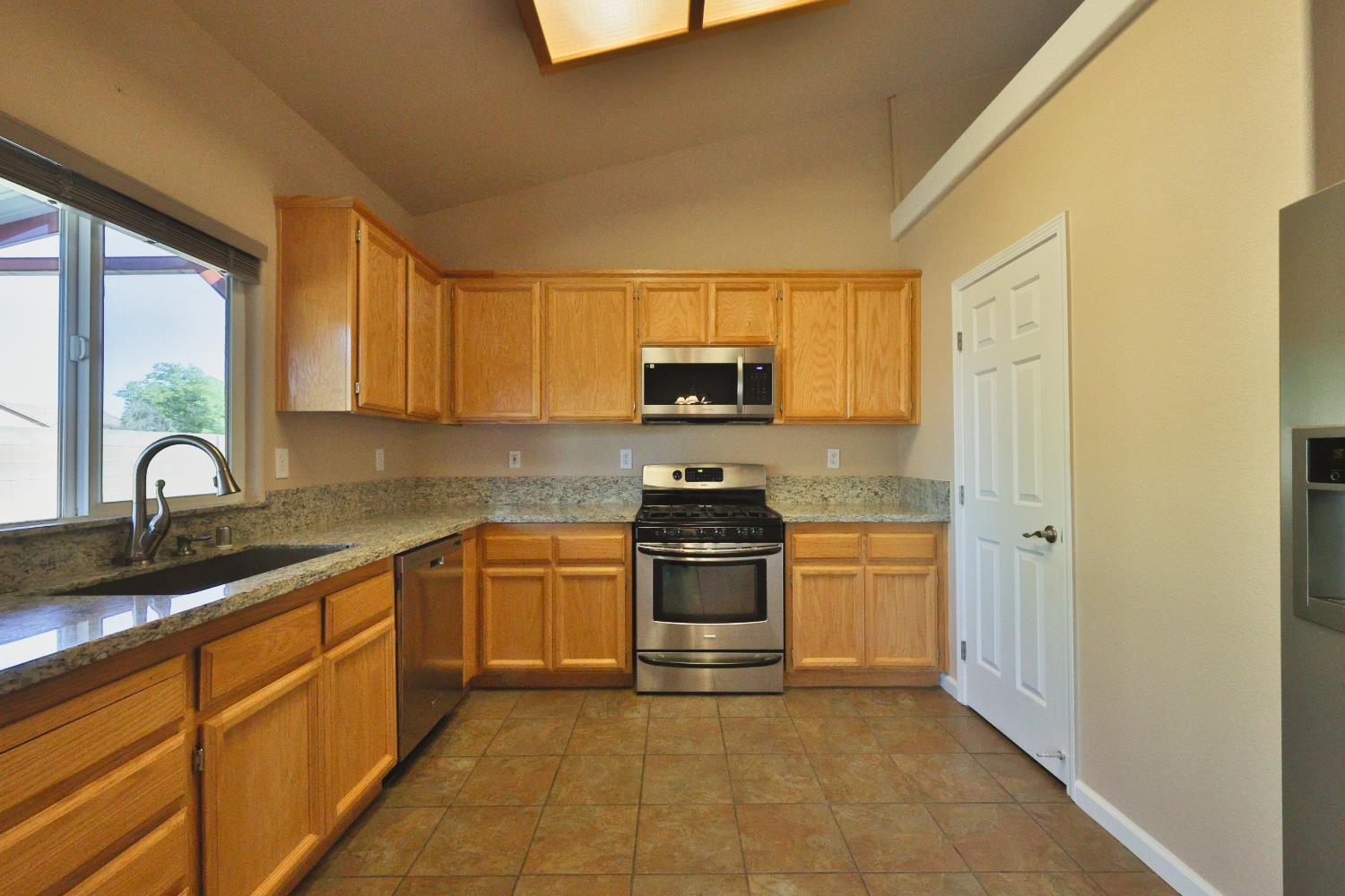 Detail Gallery Image 12 of 48 For 1575 Larkflower Way, Lincoln,  CA 95648 - 3 Beds | 2 Baths