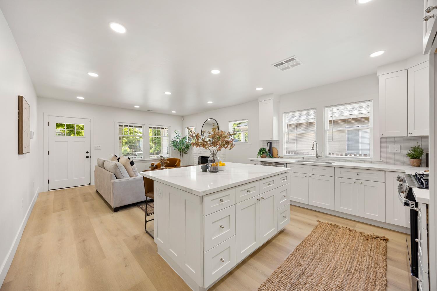 Detail Gallery Image 12 of 55 For 3517 Santa Cruz Way, Sacramento,  CA 95817 - 3 Beds | 3 Baths