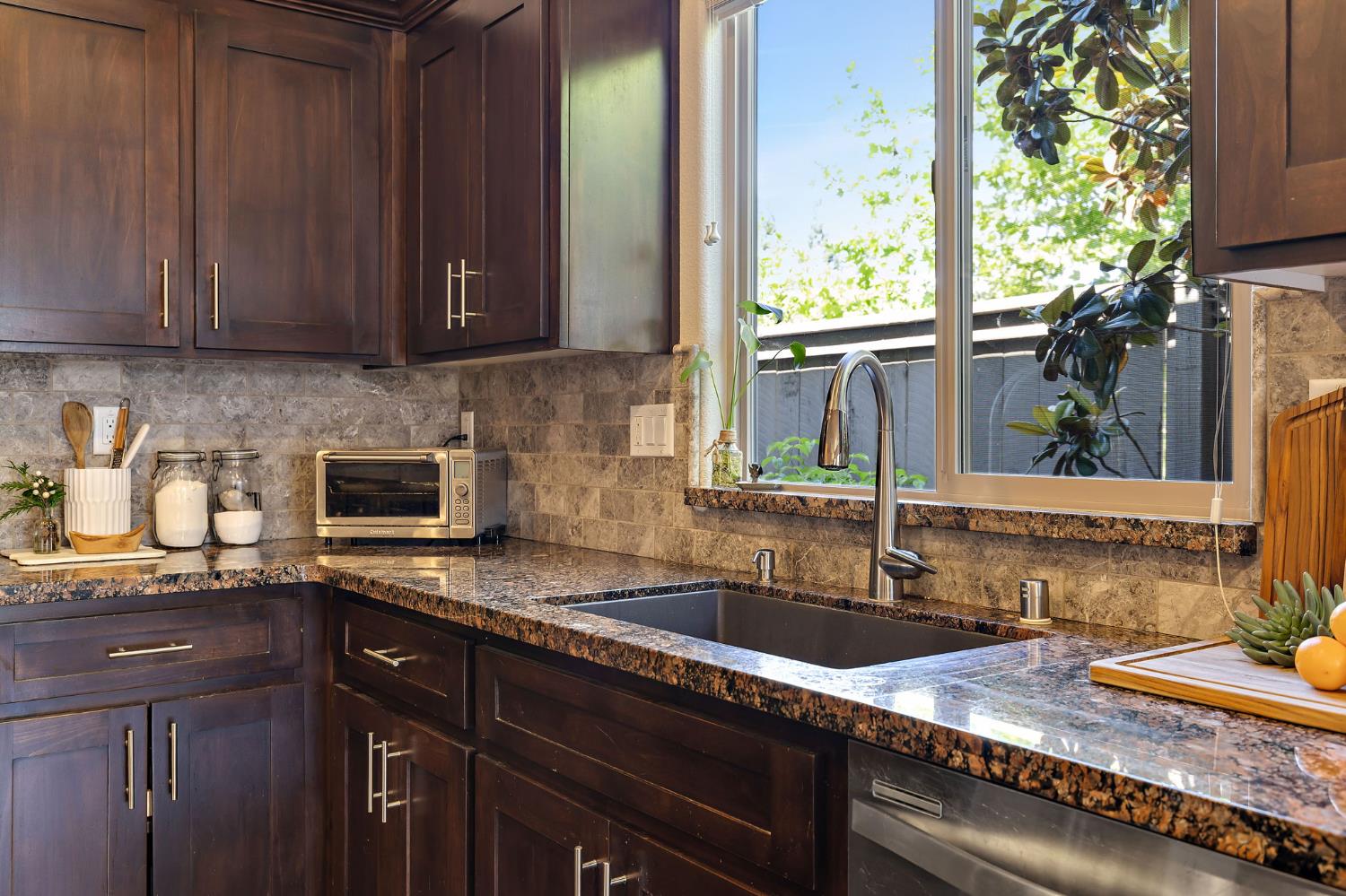 Detail Gallery Image 9 of 35 For 2096 Cattledrive Way, Roseville,  CA 95747 - 3 Beds | 3 Baths