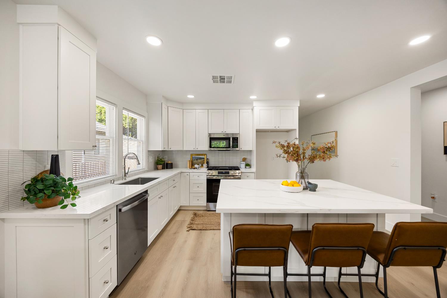 Detail Gallery Image 9 of 55 For 3517 Santa Cruz Way, Sacramento,  CA 95817 - 3 Beds | 3 Baths