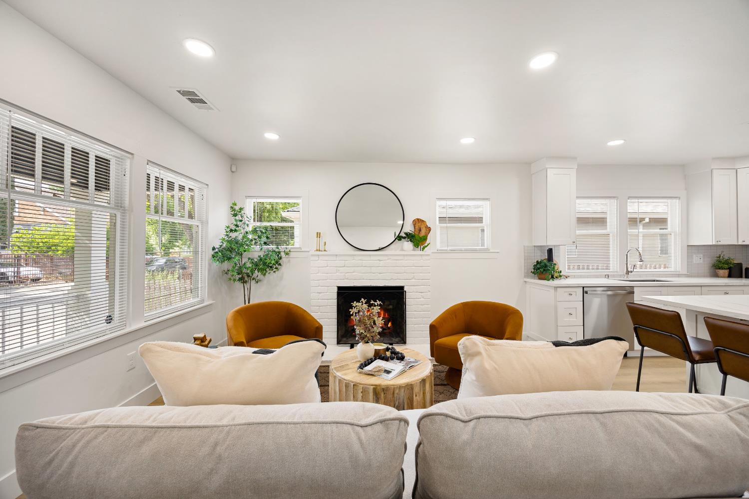 Detail Gallery Image 6 of 55 For 3517 Santa Cruz Way, Sacramento,  CA 95817 - 3 Beds | 3 Baths