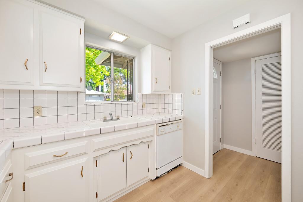 Detail Gallery Image 5 of 42 For 2 Springbrook Cir, Sacramento,  CA 95831 - – Beds | – Baths