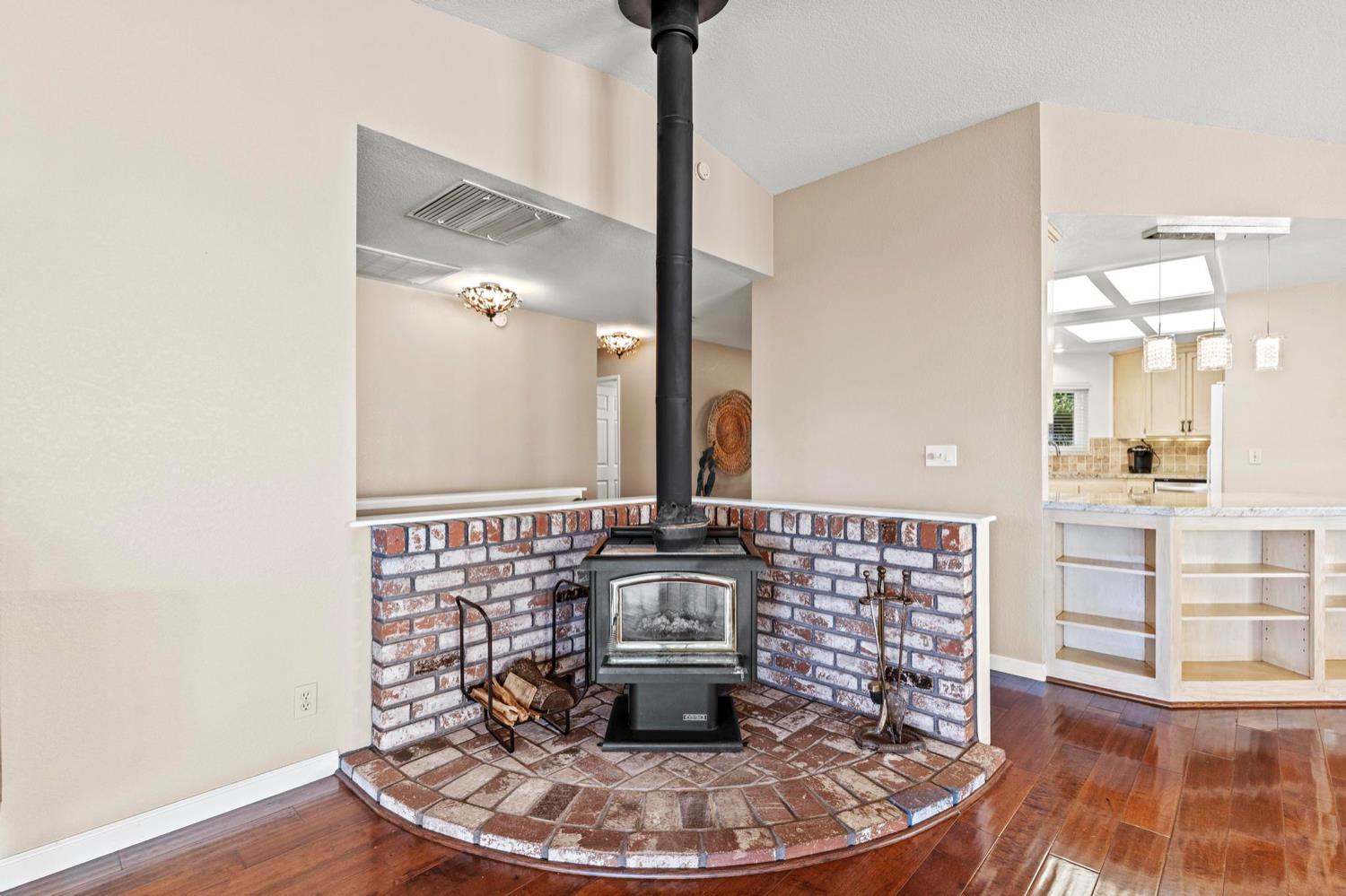 Detail Gallery Image 11 of 63 For 5419 Royal Oaks Dr, Oroville,  CA 95966 - 4 Beds | 2/1 Baths