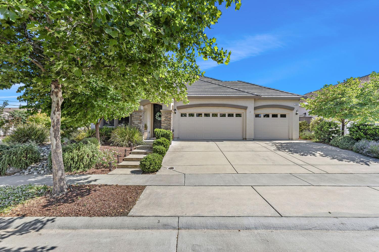 Detail Gallery Image 1 of 35 For 2096 Cattledrive Way, Roseville,  CA 95747 - 3 Beds | 3 Baths