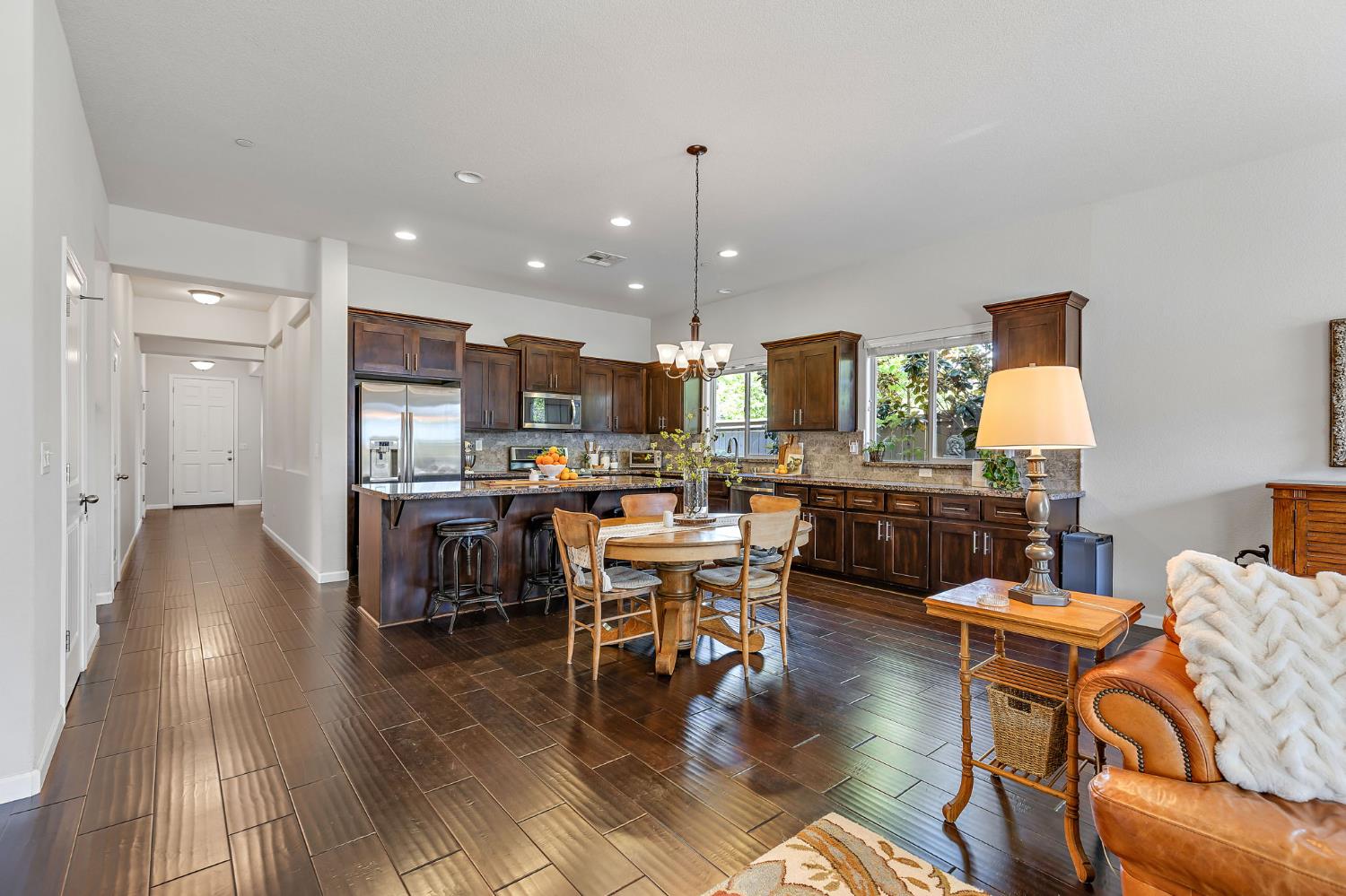 Detail Gallery Image 6 of 35 For 2096 Cattledrive Way, Roseville,  CA 95747 - 3 Beds | 3 Baths