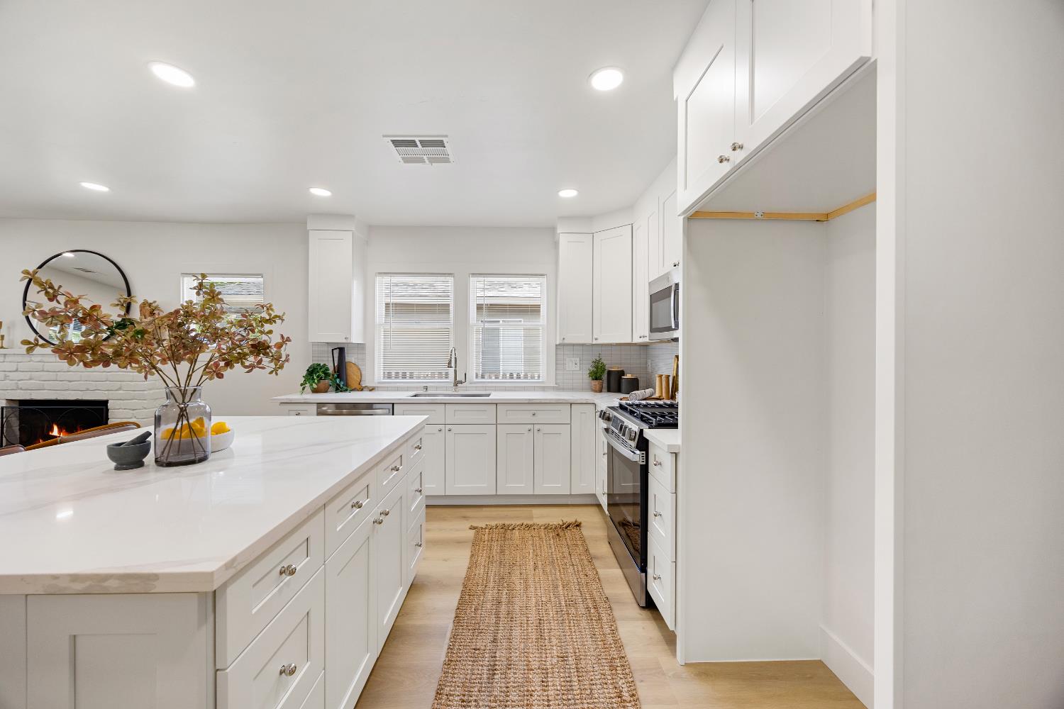 Detail Gallery Image 11 of 55 For 3517 Santa Cruz Way, Sacramento,  CA 95817 - 3 Beds | 3 Baths