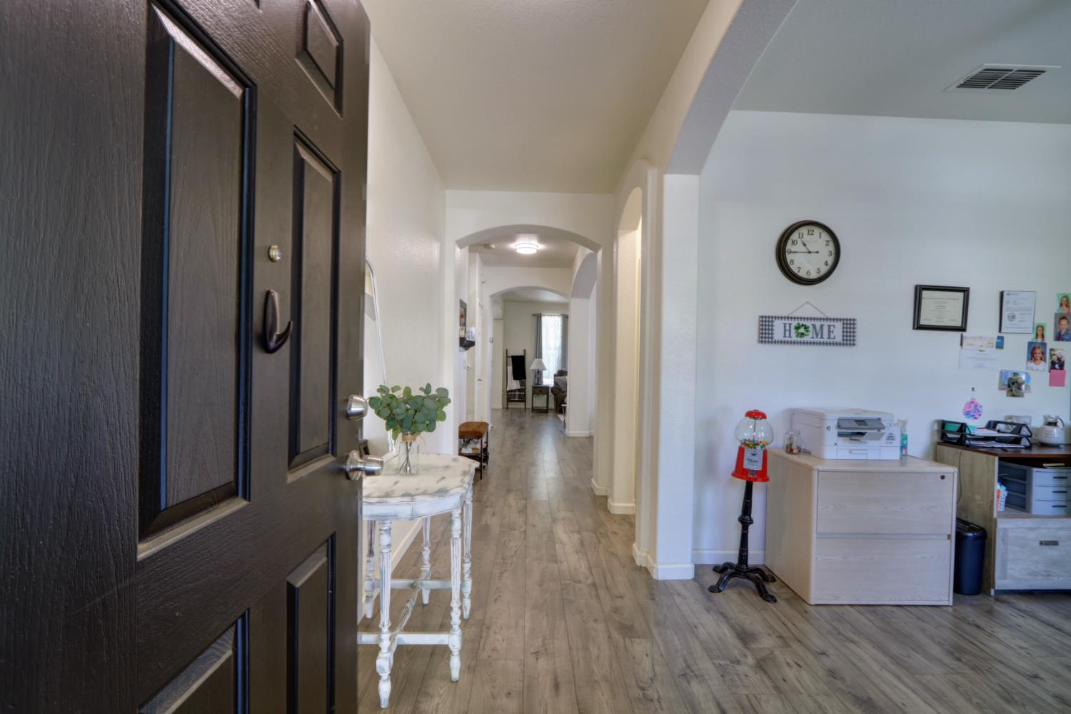 Detail Gallery Image 3 of 47 For 2207 Catherwood Way, Sacramento,  CA 95835 - 4 Beds | 3 Baths
