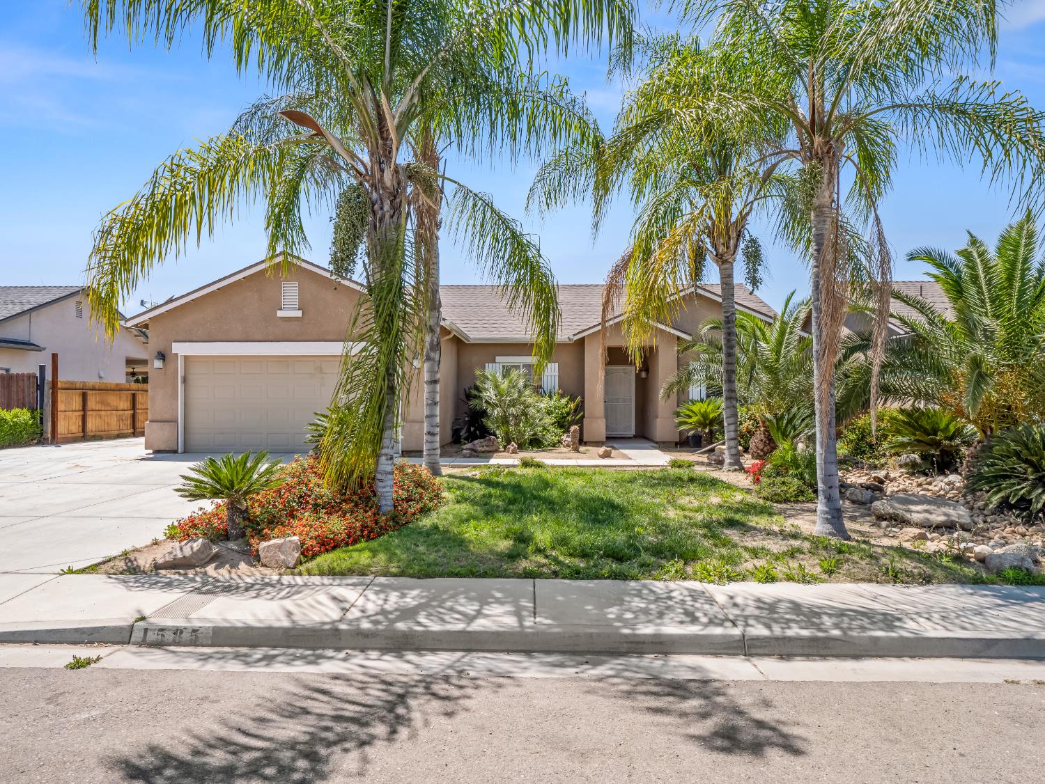 Detail Gallery Image 1 of 34 For 1585 Dallas St, Dinuba,  CA 93618 - 4 Beds | 2 Baths