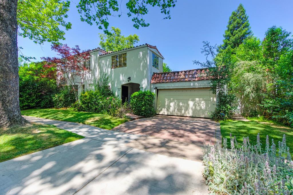 Detail Gallery Image 1 of 34 For 1701 4th Ave, Sacramento,  CA 95818 - 3 Beds | 1/1 Baths