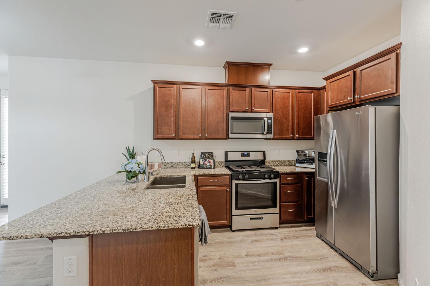 Detail Gallery Image 9 of 48 For 4630 Ocean Ln, Elk Grove,  CA 95757 - 2 Beds | 2 Baths