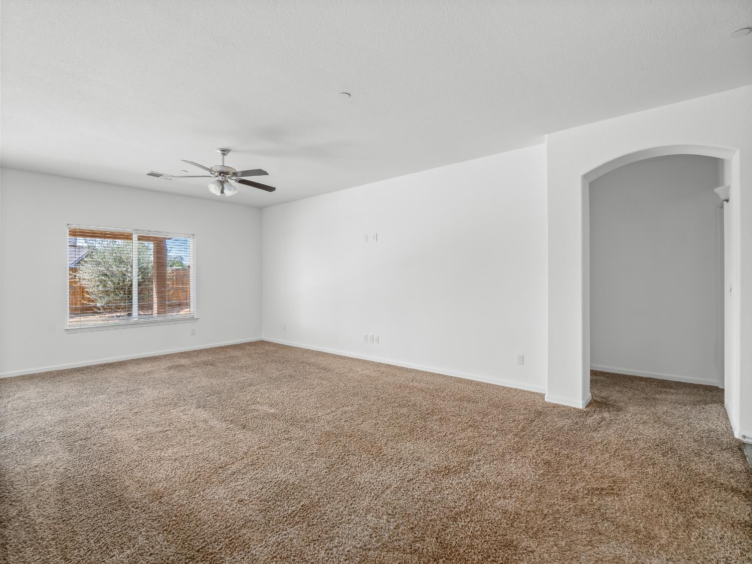 Detail Gallery Image 3 of 34 For 1585 Dallas St, Dinuba,  CA 93618 - 4 Beds | 2 Baths