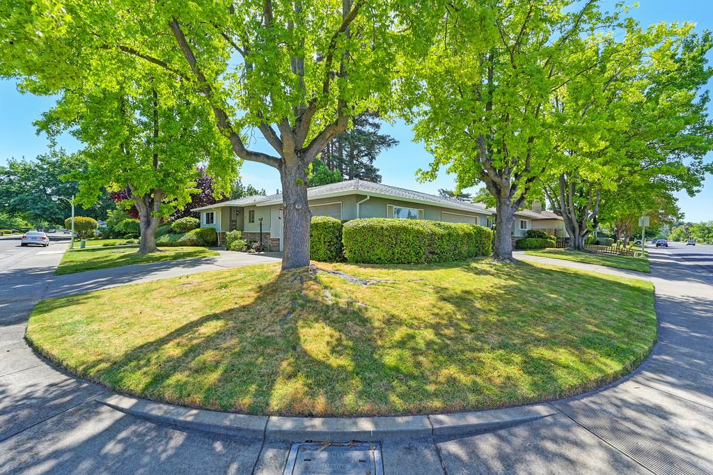 Detail Gallery Image 4 of 42 For 2 Springbrook Cir, Sacramento,  CA 95831 - – Beds | – Baths