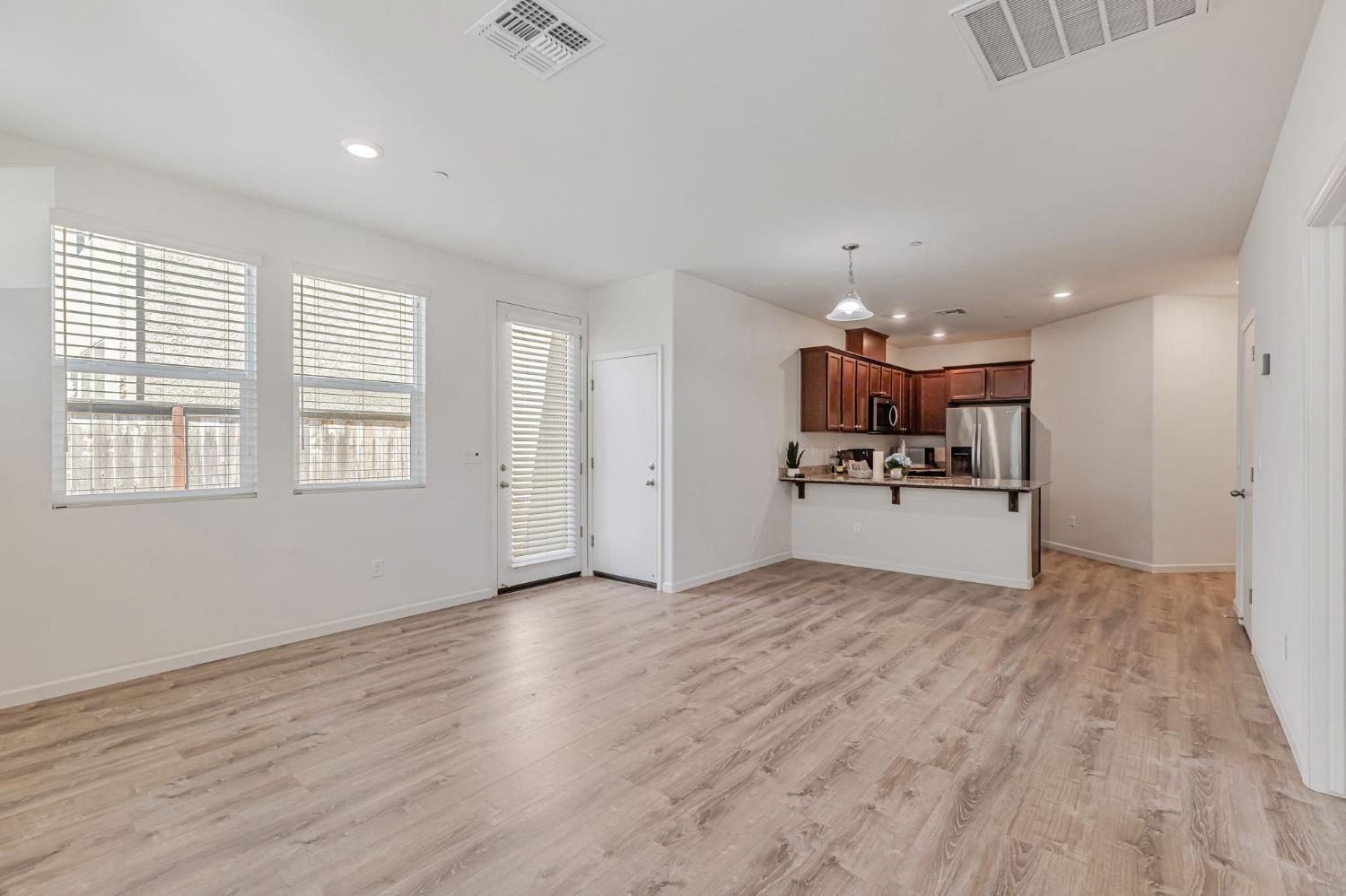 Detail Gallery Image 6 of 48 For 4630 Ocean Ln, Elk Grove,  CA 95757 - 2 Beds | 2 Baths