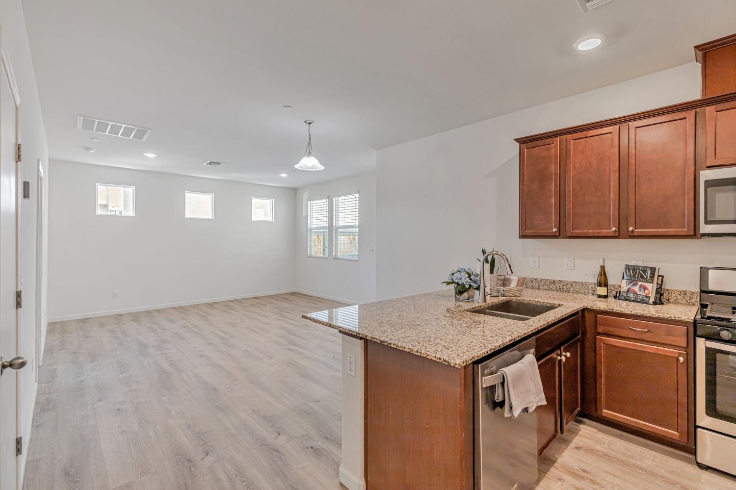 Detail Gallery Image 8 of 48 For 4630 Ocean Ln, Elk Grove,  CA 95757 - 2 Beds | 2 Baths