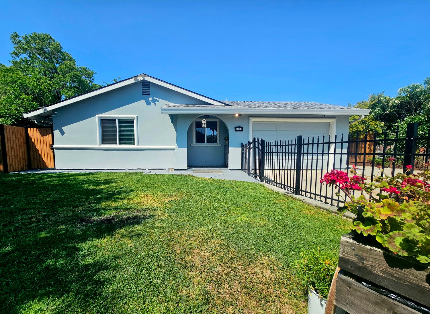 Detail Gallery Image 2 of 39 For 8115 Dutch Haven Blvd, Elverta,  CA 95626 - 3 Beds | 2 Baths