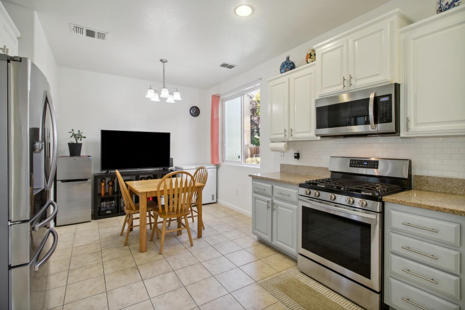 Detail Gallery Image 10 of 23 For 3622 Sardinia Island Way, Sacramento,  CA 95834 - 3 Beds | 3 Baths