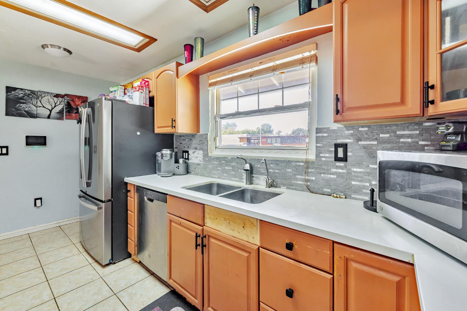 Detail Gallery Image 5 of 42 For 3212 Hurley Way, Sacramento,  CA 95864 - 3 Beds | 1 Baths