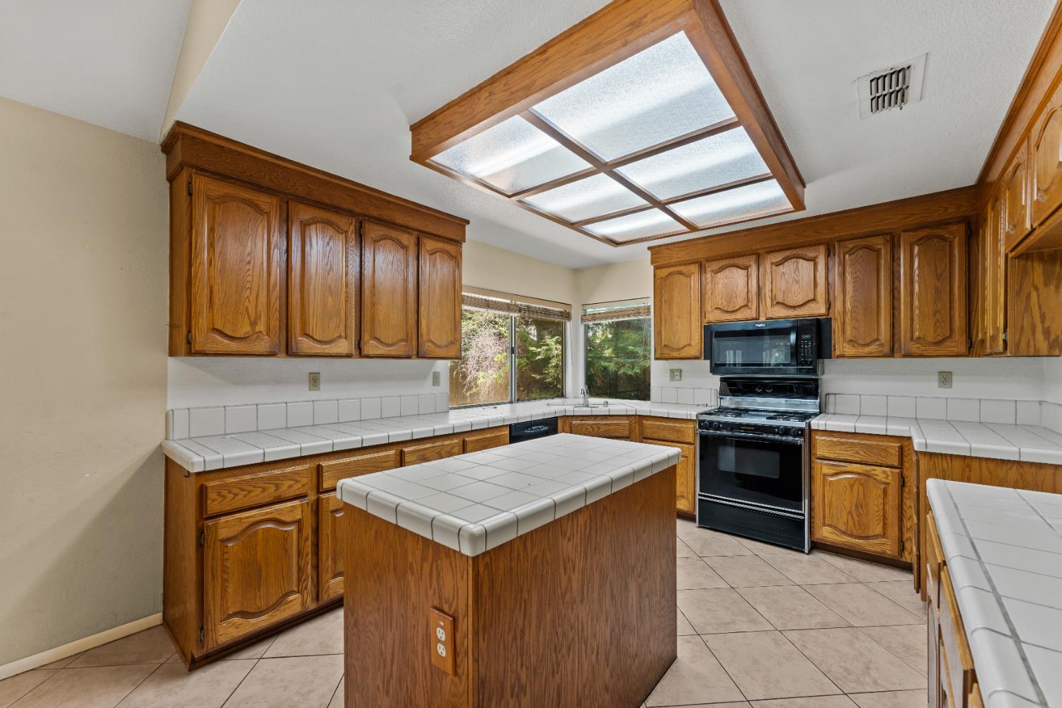Detail Gallery Image 10 of 26 For 6009 Villa Rosa Way, Elk Grove,  CA 95758 - 4 Beds | 3 Baths