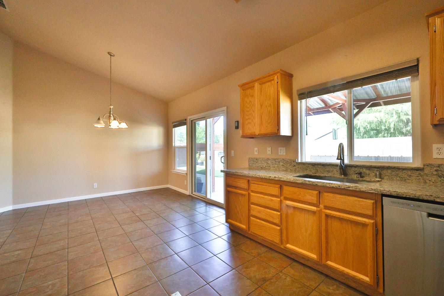 Detail Gallery Image 13 of 48 For 1575 Larkflower Way, Lincoln,  CA 95648 - 3 Beds | 2 Baths