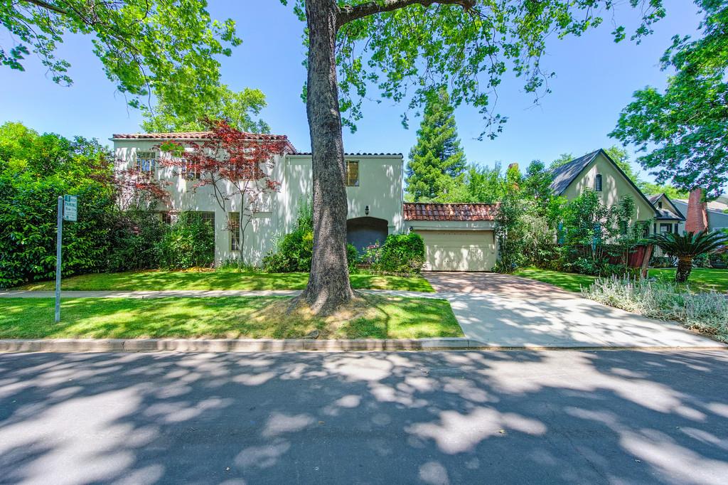 Detail Gallery Image 3 of 34 For 1701 4th Ave, Sacramento,  CA 95818 - 3 Beds | 1/1 Baths