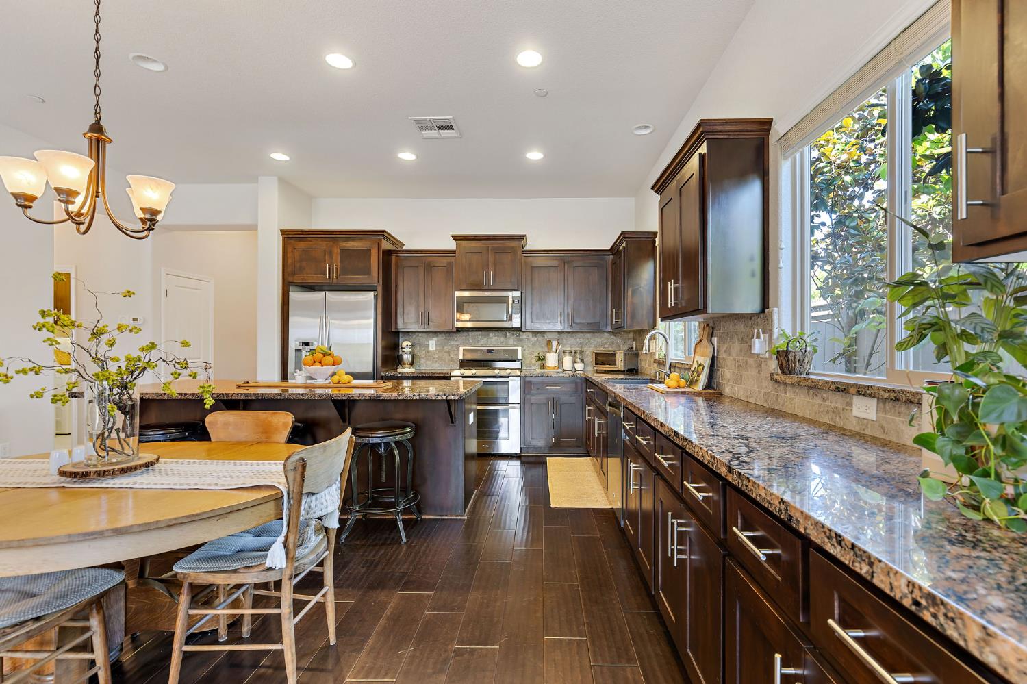 Detail Gallery Image 8 of 35 For 2096 Cattledrive Way, Roseville,  CA 95747 - 3 Beds | 3 Baths