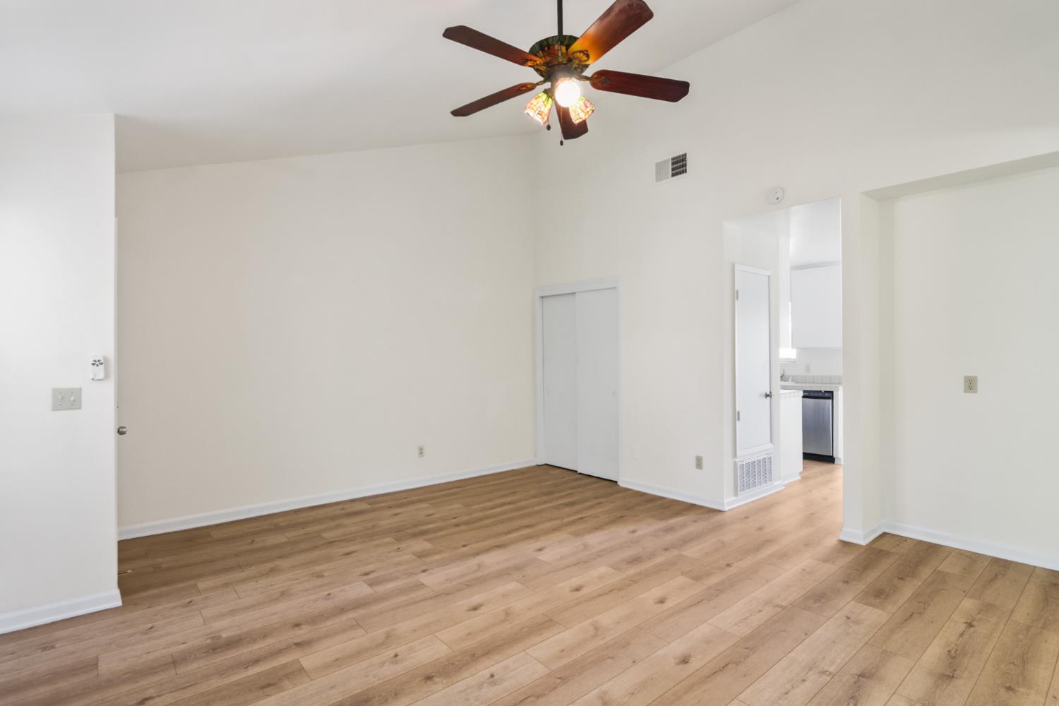Photo #5: 225063516 Listing: Photo #5