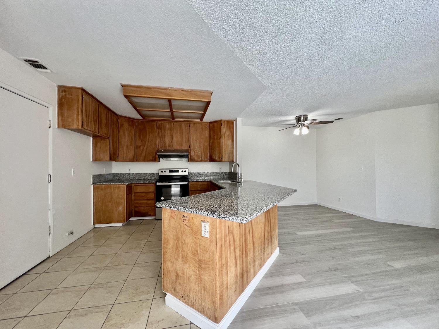 Detail Gallery Image 5 of 33 For 4901 Morningstar Dr #2,  Sacramento,  CA 95824 - 3 Beds | 2 Baths