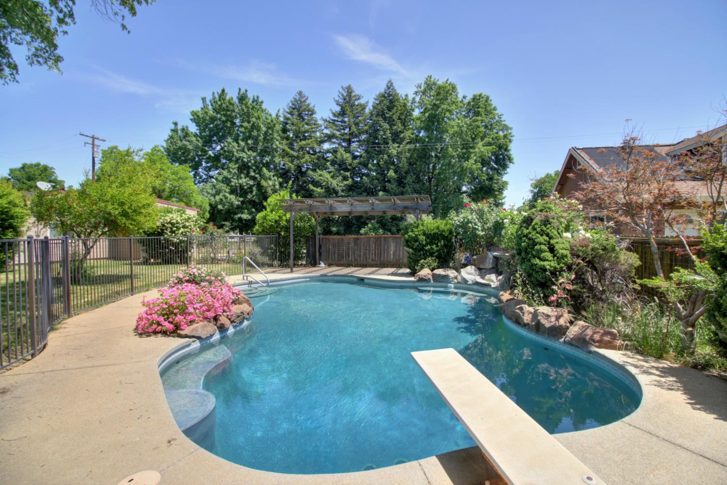 Detail Gallery Image 45 of 82 For 10376 Spiva Rd, Sacramento,  CA 95829 - 4 Beds | 2 Baths