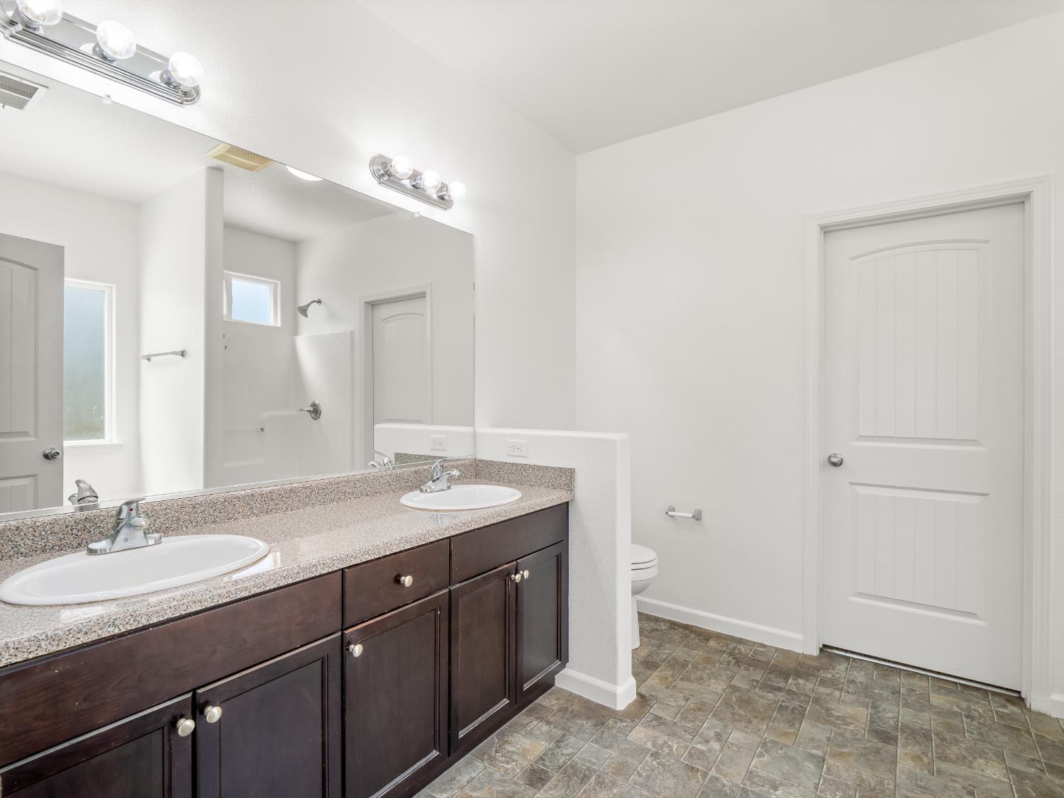 Detail Gallery Image 6 of 34 For 1585 Dallas St, Dinuba,  CA 93618 - 4 Beds | 2 Baths