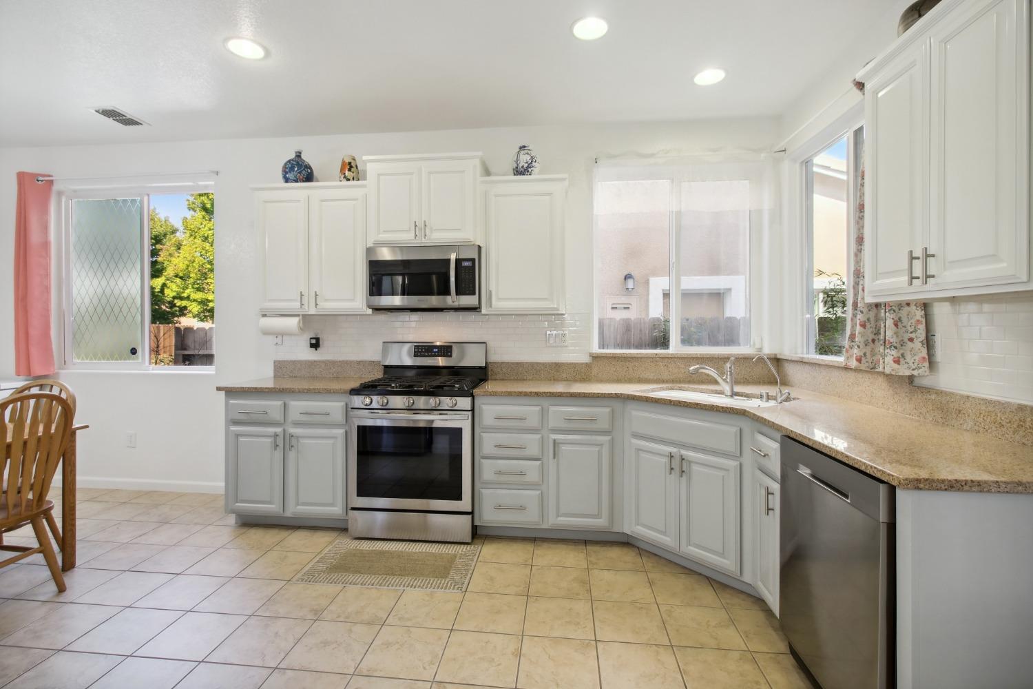 Detail Gallery Image 8 of 23 For 3622 Sardinia Island Way, Sacramento,  CA 95834 - 3 Beds | 3 Baths