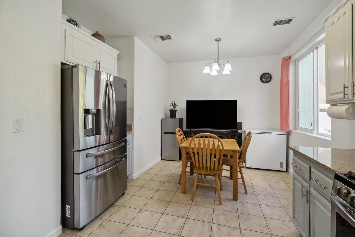 Detail Gallery Image 9 of 23 For 3622 Sardinia Island Way, Sacramento,  CA 95834 - 3 Beds | 3 Baths