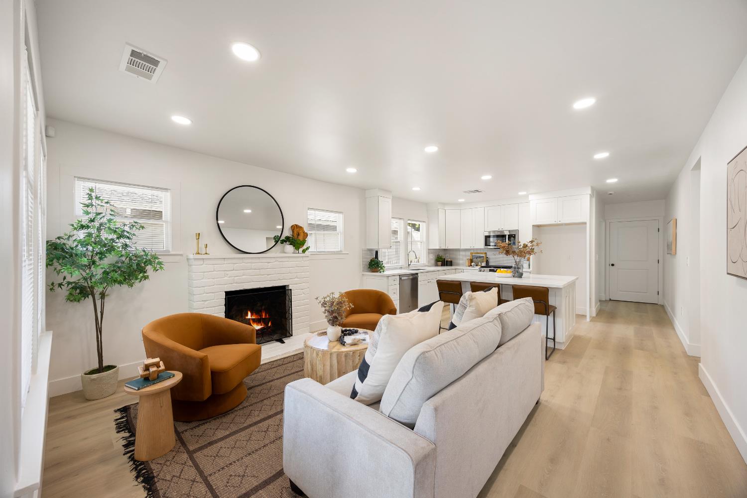 Detail Gallery Image 4 of 55 For 3517 Santa Cruz Way, Sacramento,  CA 95817 - 3 Beds | 3 Baths