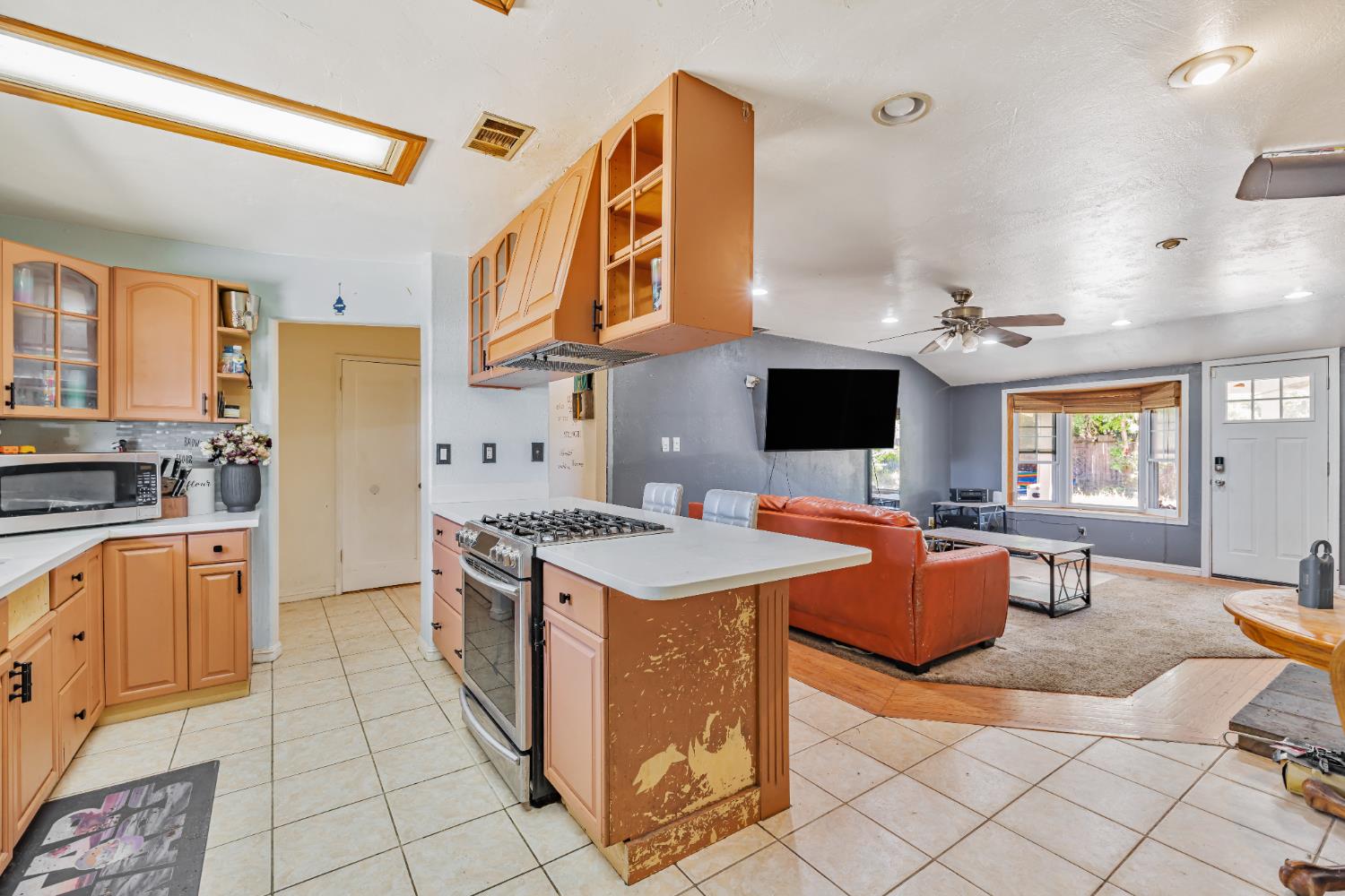 Detail Gallery Image 6 of 42 For 3212 Hurley Way, Sacramento,  CA 95864 - 3 Beds | 1 Baths
