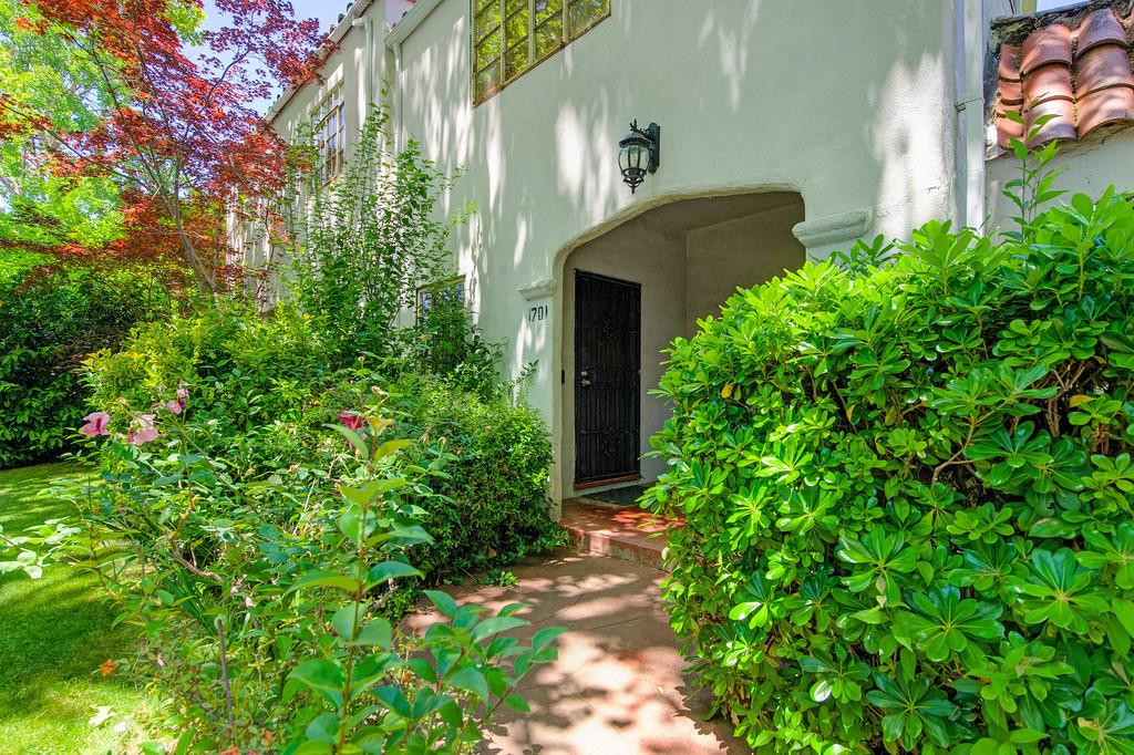 Detail Gallery Image 8 of 34 For 1701 4th Ave, Sacramento,  CA 95818 - 3 Beds | 1/1 Baths
