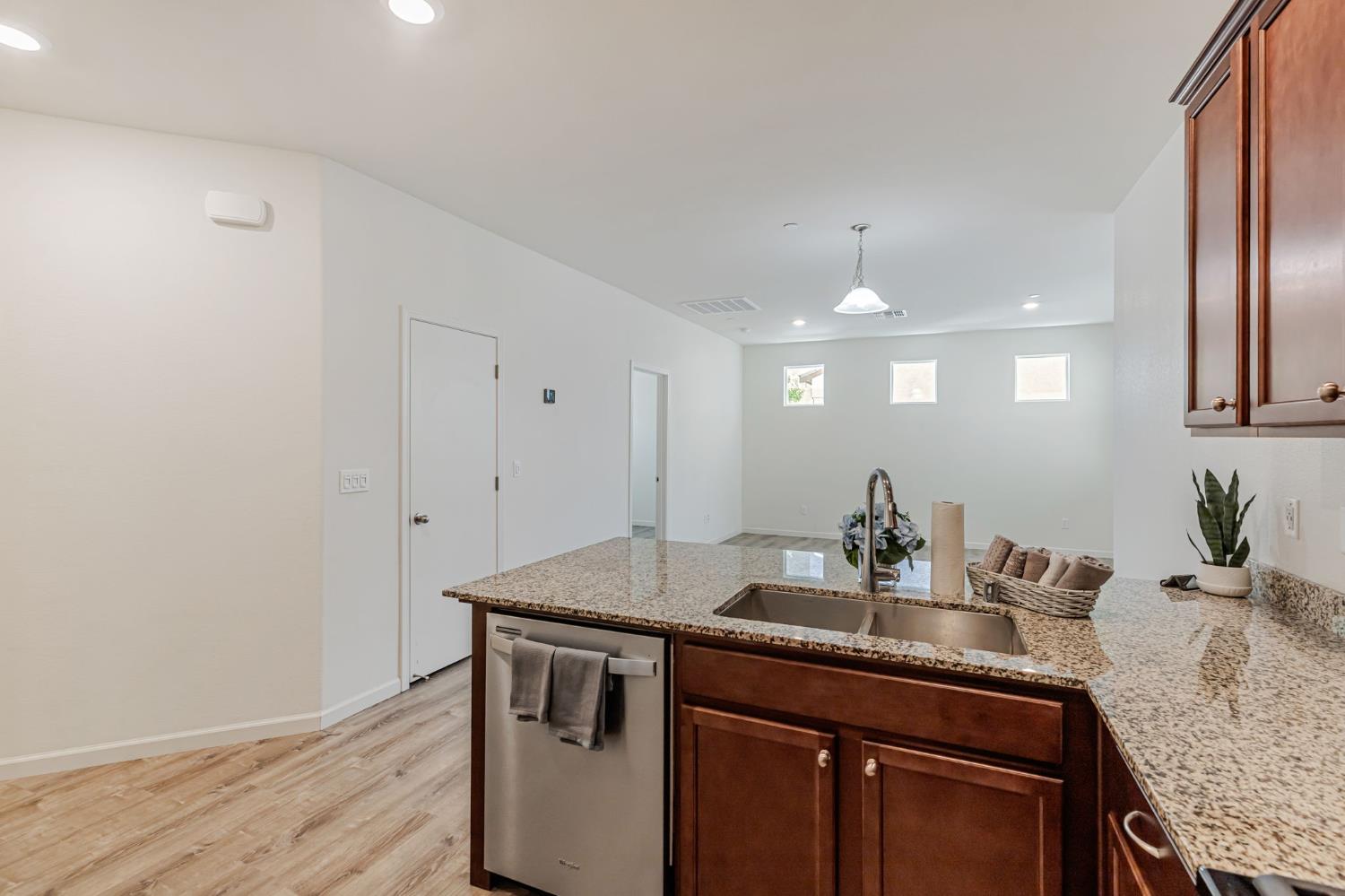 Detail Gallery Image 12 of 48 For 4630 Ocean Ln, Elk Grove,  CA 95757 - 2 Beds | 2 Baths