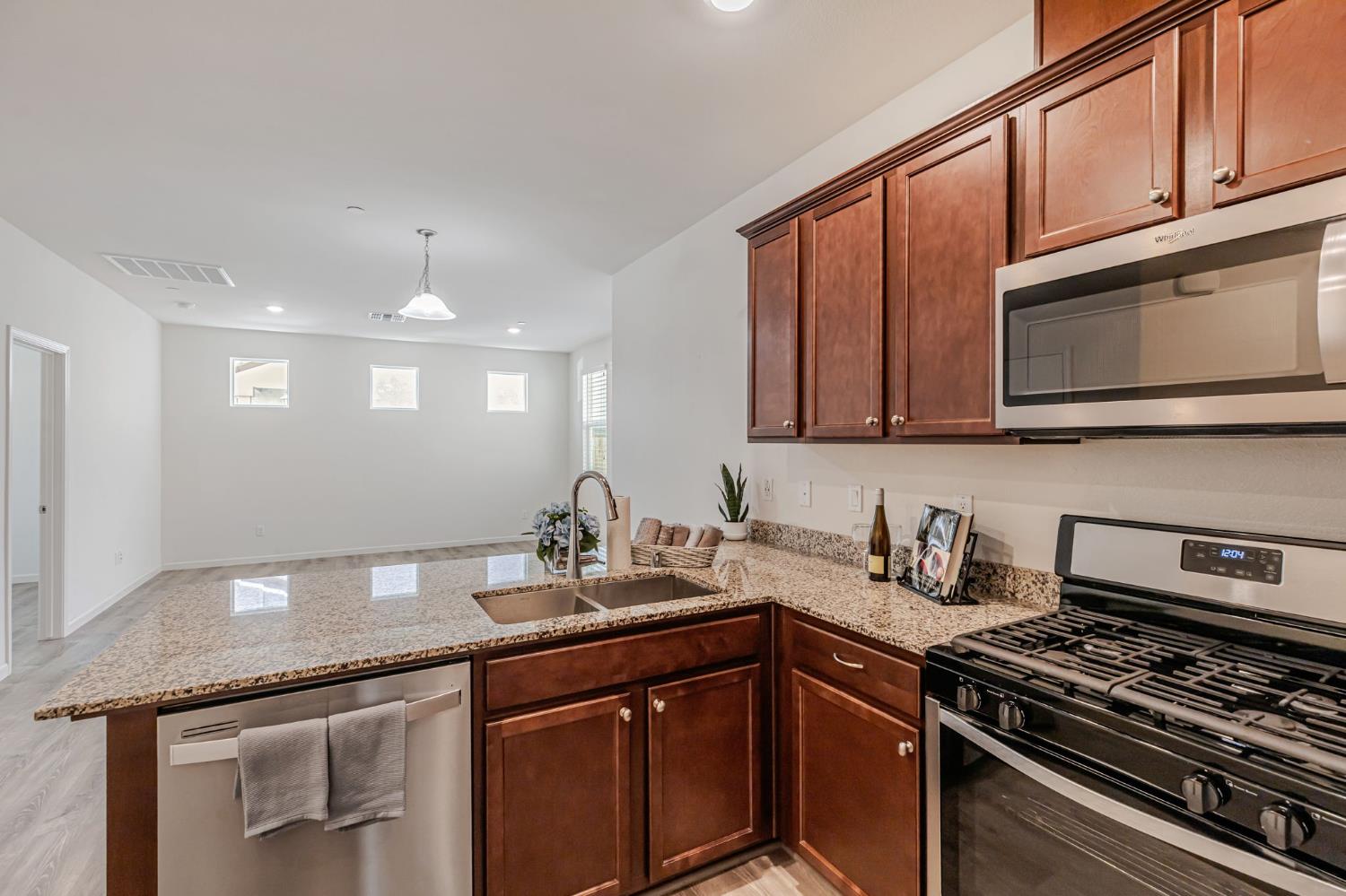 Detail Gallery Image 11 of 48 For 4630 Ocean Ln, Elk Grove,  CA 95757 - 2 Beds | 2 Baths