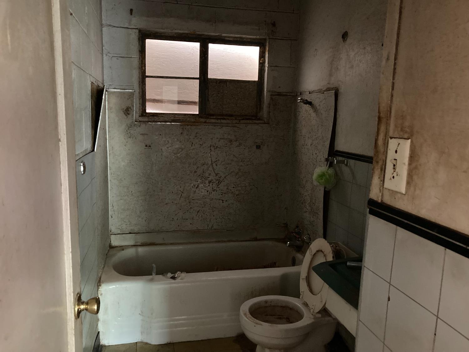Detail Gallery Image 6 of 26 For 212 High St, Modesto,  CA 95354 - 3 Beds | 1 Baths