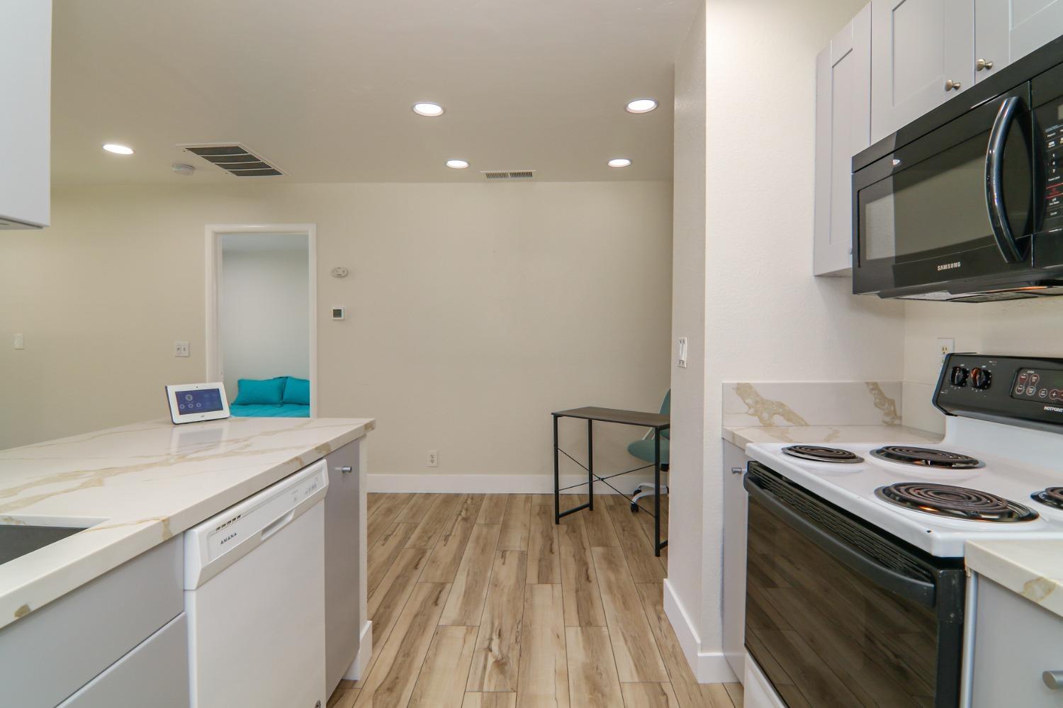 Detail Gallery Image 4 of 34 For 104 La Contera Ct #140,  Sacramento,  CA 95834 - 1 Beds | 1 Baths