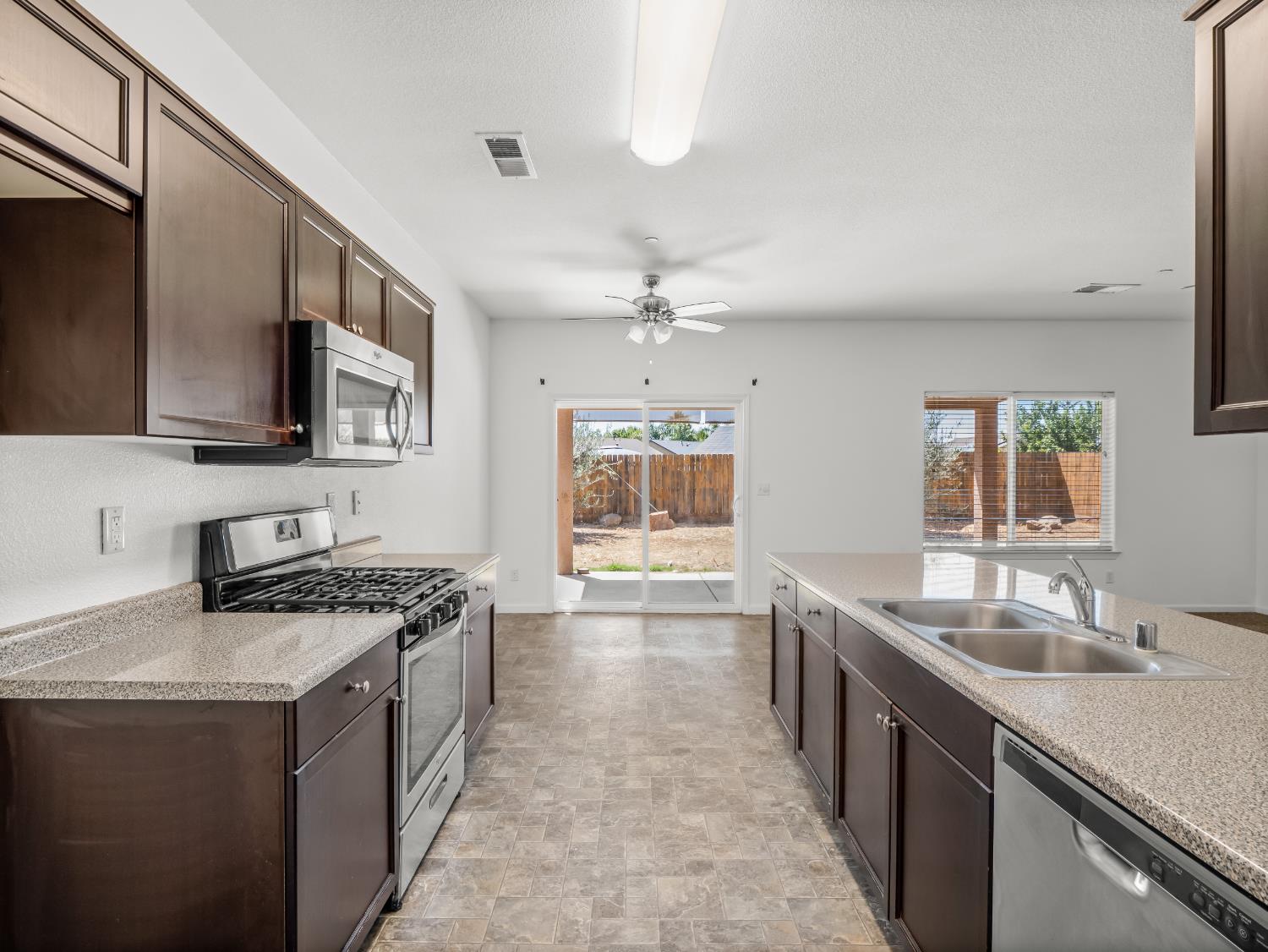 Detail Gallery Image 13 of 34 For 1585 Dallas St, Dinuba,  CA 93618 - 4 Beds | 2 Baths
